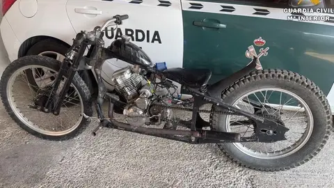 Motocicleta artesanal en la que circulaba el menor investigado