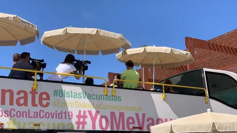 La ministra de Sanidad, Carolina Darias, habla con personas que han acudido a vacunarse contra la Covid-19 a la vacuguagua