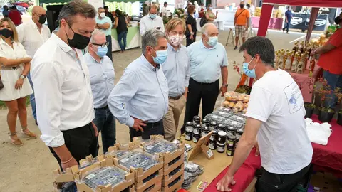 Revilla y Blanco visitan la VI Feria Agroalimentaria de Reoc&iacute;n