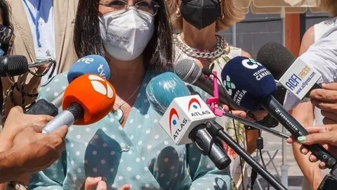 La ministra de Sanidad, Carolina Darias, ofrece declaraciones a los medios, durante su visita a la &lsquo;vacuguagua' 