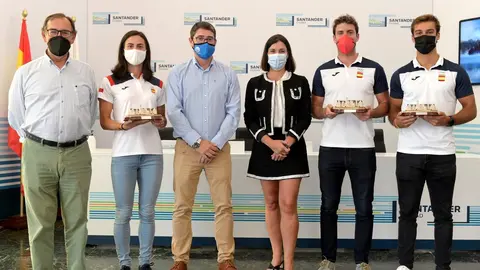 Gema Igual recibe a los jugadores c&aacute;ntabros de la Selecci&oacute;n Espa&ntilde;ola de Hockey Hierba que han participado en los JJOO