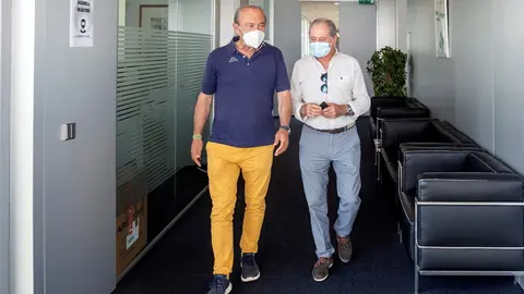 El consejero de Industria, Turismo, Innovaci&oacute;n, Transporte y Comercio, Javier L&oacute;pez Marcano, recibe al presidente de la Cofrad&iacute;a de la Anchoa