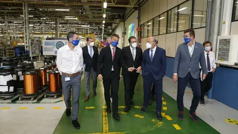 El consejero de Industria, Javier L&oacute;pez Marcano, en SEG Automotive