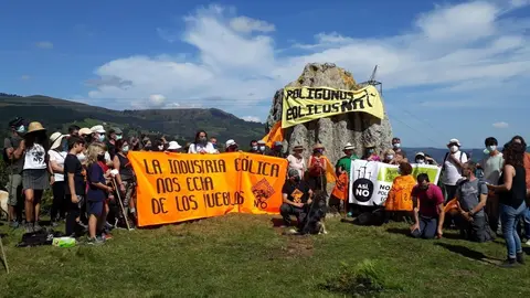 Ruta 'antie&oacute;lica' a la Piedrona de Villegar, en el Valle de Toranzo