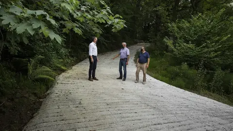 Archivo - El consejero de Desarrollo Rural, Ganader&iacute;a, Pesca, Alimentaci&oacute;n y Medio Ambiente, Guillermo Blanco (izda), inspecciona las labores de acondicionamiento realizadas en el camino rural de Grajales (Arenas de Igu&ntilde;a)