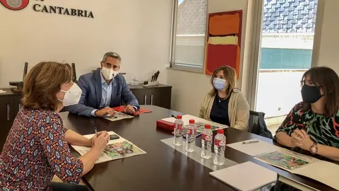 Reuni&oacute;n de la secretaria de Estado de Cooperaci&oacute;n Internacional, Pilar Cancela, con el vicepreisidente de Cantabria, Pablo Zuloaga, entre otros