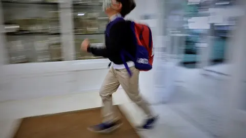 Archivo - Un ni&ntilde;o en el hall del Colegio Privado Alameda de Osuna en el primer d&iacute;a del curso escolar 2020-2021, en Madrid (Espa&ntilde;a) a 7 de septiembre de 2020. Los colegios p&uacute;blicos comenzar&aacute;n ma&ntilde;ana, 8 de septiembre, las clases de forma escalonada, que en 