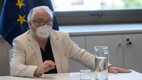 Archivo - El ministro de Universidades, Manuel Castells, durante una entrevista para Europa Press en la sede del Ministerio este mes de julio