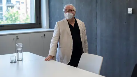 Archivo - El ministro de Universidades, Manuel Castells, antes de una entrevista para Europa Press en la sede del Ministerio, en Madrid, en julio de este a&ntilde;o