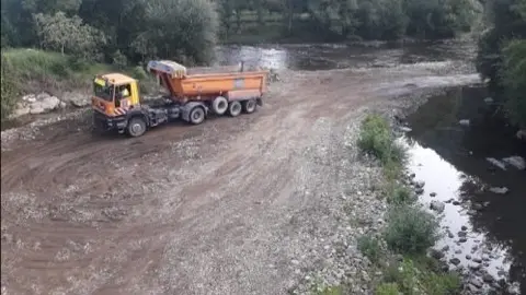 Trabajos de mantenimiento en los r&iacute;os As&oacute;n y Carranza, en Ramales