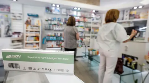 Archivo - Una caja con test de ant&iacute;genos contra la COVID-19 en una farmacia, a 22 de julio de 2021, en Valencia, Comunidad Valenciana, (Espa&ntilde;a). Desde este mi&eacute;rcoles est&aacute; permitida la venta de test de autodiagn&oacute;stico contra la COVID-19 en farmacias sin ne