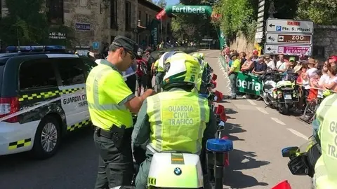 Imagen de archivo del dispositivo especial de la Guardia Civil con motivo de las etapas de La Vuelta Ciclista a Espa&ntilde;a por Cantabria