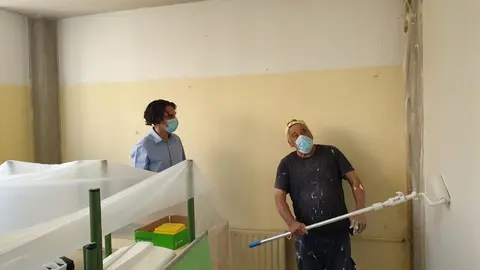 El alcalde visita los trabajos de mantenimiento en los colegios