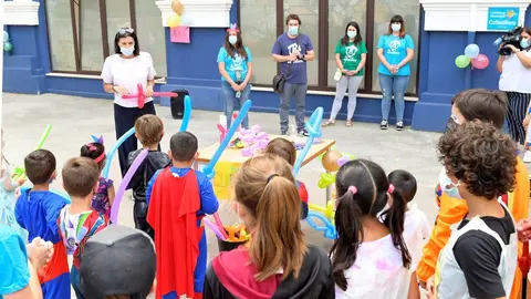 La alcaldesa de Santander, Gema Igual, asiste en el centro c&iacute;vico Callealtero a la fiesta de clausura de 'El Veranuco'