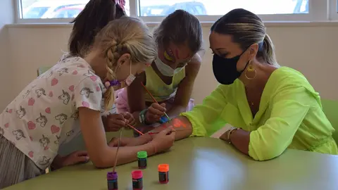 La alcaldesa, Ver&oacute;nica Samperio, visita las actividades del programa 'Verano de colores'