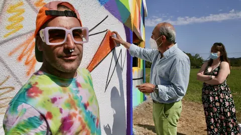 Okuda inicia los trabajos de pintura de seis silos ganaderos.