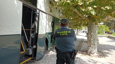 Furg&oacute;n policial en el que llegaron ayer los detenidos del macrobotell&oacute;n de Noja a los juzgados de Santo&ntilde;a
