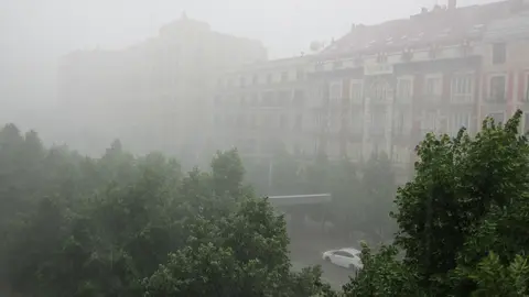 Archivo - El paseo de la Independencia de Zaragoza afectado por una tormenta. 