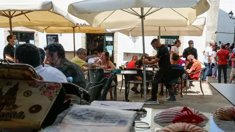 Varias personas en la terraza de un restaurante 