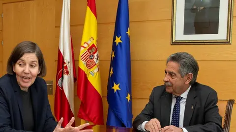 Foto de archivo. Revilla y la rectora de la UIMP, Mar&iacute;a Luz Mor&aacute;n