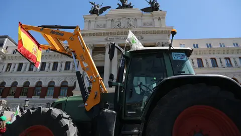 Archivo - Agricultores de varias CCAA se concentran con tractores a las puertas del Ministerio de Agricutura para reclamar un futuro para el sector 