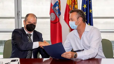 El Consejero De Desarrollo Rural, Ganader&iacute;a, Pesca, Alimentaci&oacute;n Y Medio Ambiente, Guillermo Blanco, Firma Un Convenio De Colaboraci&oacute;n Con La Universidad Europea Del Atl&aacute;ntico (UNEATL&Aacute;NTICO).