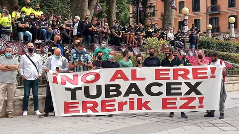 Archivo - Trabajadores de Tubacex, frente a la sede el TSJPV en Bilbao
