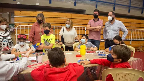La alcaldesa de Camargo, Esther Bolado, con participantes en los programas de conciliaci&oacute;n del Ayuntamiento