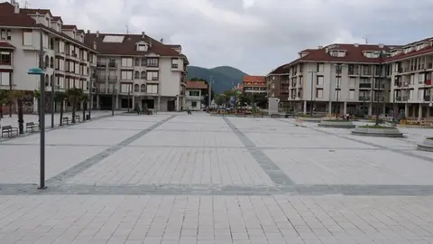 Archivo - Noja.- Los ni&ntilde;os de la villa pueden dejar sus cartas a Pap&aacute; Noel en el buz&oacute;n de la Plaza de la Villa 