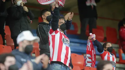 Archivo - Varios aficionados, en las gradas del estadio &Aacute;ngel Carro, durante un partido de Segunda Divisi&oacute;n entre el Club Deportivo Lugo y el Mirand&eacute;s, a 15 de mayo de 2021, en Lugo, Galicia (Espa&ntilde;a).   