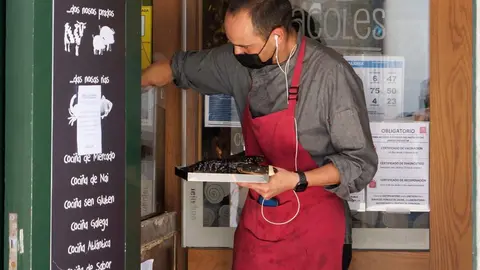 Un camarero trabajando