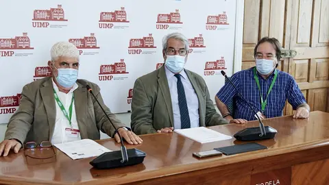 Fernando Moraga, Ra&uacute;l Ortiz De Lejarazu Y Am&oacute;s Garc&iacute;a Rojas En Rueda De Prensa Del VII ENCUENTRO DE ACTUALIZACI&Oacute;N Y NUEVAS APROXIMACIONES EN VACUNAS. VACUNAS Y COVID-19