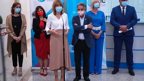 La ministra de Educaci&oacute;n y Formaci&oacute;n Profesional, Pilar Alegr&iacute;a, junto al presidente de Cantabria, Miguel &Aacute;ngel Revilla, y las consejeras de Educaci&oacute;n y FP, Marina Lomb&oacute;, y de Empleo, Ana Bel&eacute;n &Aacute;lvarez, en la empresa CIC