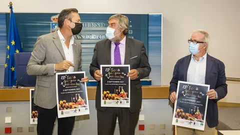 El consejero de Desarrollo Rural, Ganader&iacute;a, Pesca, Alimentaci&oacute;n y Medio Ambiente, Guillermo Blanco, acompa&ntilde;ado del alcalde de Valderredible, Fernando Fern&aacute;ndez, presenta, en rueda de prensa, la Feria Alimentaria de Valderredible.