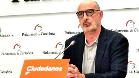 Archivo - Cs critica que se haya puesto "el grito en el cielo" por el cartel del desfile solidario con una mujer en ba&ntilde;ador