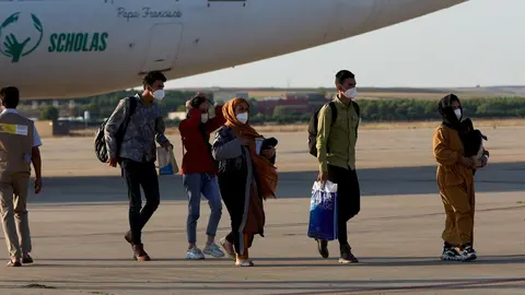 Afganos refugiados a su llegada a la Base A&eacute;rea de Torrej&oacute;n, a 27 de agosto de 2021, en Torrej&oacute;n de Ardoz, Madrid (Espa&ntilde;a). 