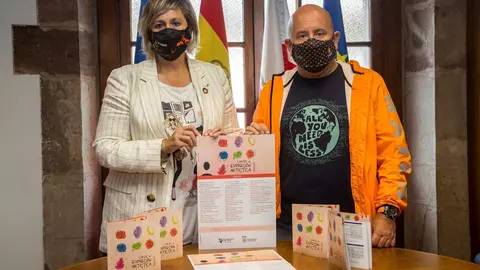 La alcaldesa, Esther Bolado, y el concejal de Cultura, Jos&eacute; Salm&oacute;n, en la presentaci&oacute;n de los cursos de La Vidriera