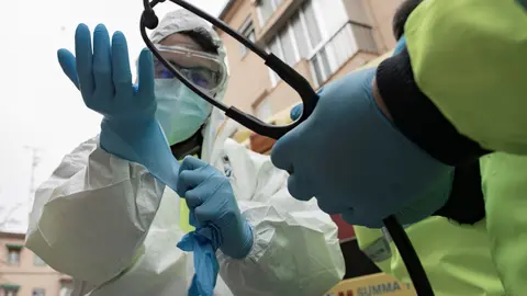 Archivo - Un trabajador de una UVI m&oacute;vil del SUMMA 112 se pone los guantes durante una jornada de trabajo, en Madrid (Espa&ntilde;a), a 29 de enero de 2021. El Servicio de Urgencia M&eacute;dica de la Comunidad de Madrid SUMMA 12, tiene la funci&oacute;n de atender las urgenc