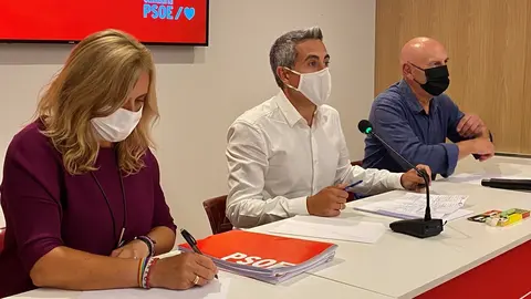 Pablo Zuloaga (centro) en la reuni&oacute;n de la Ejecutiva del PSOE de Cantabria