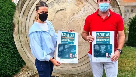 La alcaldesa y el concejal en la presenetaci&oacute;n del plazo de inscripci&oacute;n de las escuelas deportivas