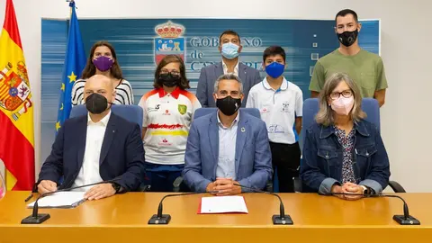 El vicepresidente y consejero de Universidades, Igualdad, Cultura y Deporte, Pablo Zuloaga, presenta, en rueda de prensa, el Concurso Mixto de Bolos de Orejo.