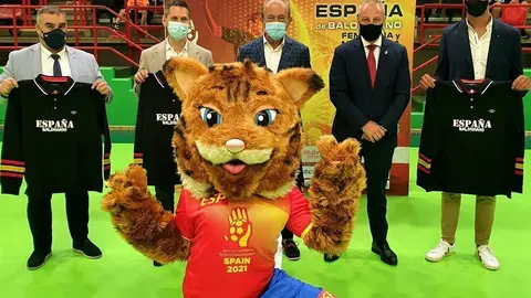 Presnetaci&oacute;n de la gala y las supercopas de balonmano en Torrelavega