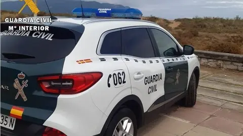 Coche de la Guardia Civil en el lugar de la agresi&oacute;n