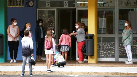 Archivo - Alumnos acuden al CEIP Mac&iacute;as Picavea en el primer d&iacute;a del curso escolar 2020-2021, en Santo&ntilde;a.