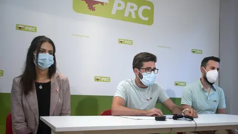 De izquierda a derecha, Ana Bravo, Luis Javier Casas y Alejandro Pascual, de Juventudes Regionalistas