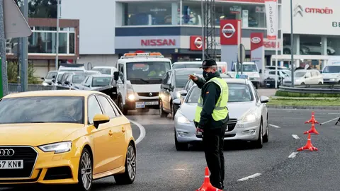 Archivo - Agentes de la Guardia Civil  en un control efectuado en Laredo.