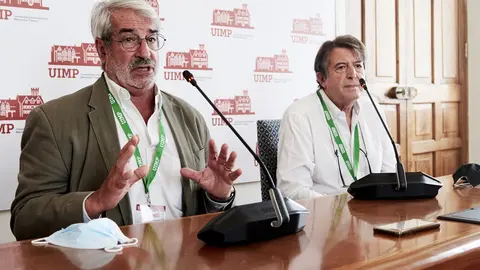 Aurelio Barricarte, Jefe de Secci&oacute;n de Enfermedades Transmisibles y Vacunaciones. Instituto de Salud P&uacute;blica y Laboral de Navarra; y Ra&uacute;l Ortiz de Lejarazu , en la rueda de prensa en la UIMP
