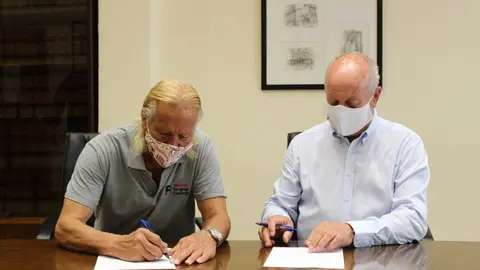 El presidente de Reinosa Forgings & Castings,  Bruce Liimatainen (izda), y el alcalde de Reinosa, Jos&eacute; Miguel Barrio, firman el convenio de cesi&oacute;n de la propiedad de la pasarela