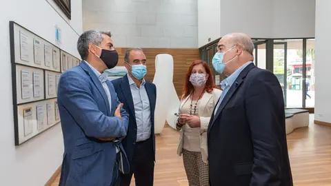 El vicepresidente y consejero de Universidades, Igualdad, Cultura y Deporte, Pablo Zuloaga, y el actor Antonio Resines, en la presentaci&oacute;n del nuevo v&iacute;deo promocional de la campa&ntilde;a Cohorte Cantabria