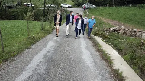 El consejero de Desarrollo Rural, Ganader&iacute;a, Pesca, Alimentaci&oacute;n y Medio Ambiente, Guillermo Blanco, visita las obras de mejora realizadas en dos caminos rurales del municipio.